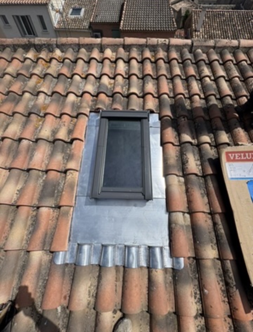 Pose de fenêtre de toit Velux avec raccord d'étanchéité zinc