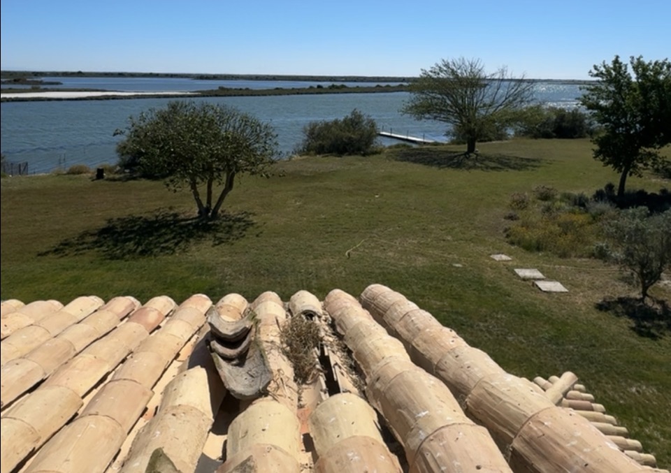 Toiture en tuiles canal avec vue sur les étangs de Camargue